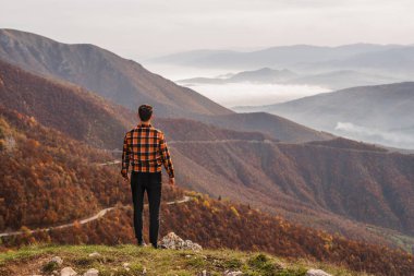 Bir erkek gezgin dağın tepesine bir ara vermekten hoşlanır. Yüksek kalite fotoğraf