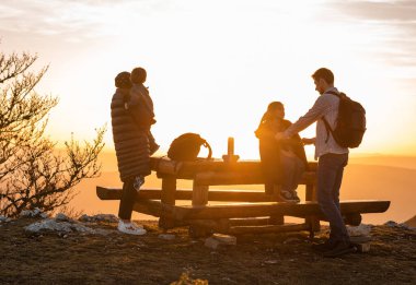 Yürüyüş sırasında dağlarda iyi aile gezileri, macera seyahatleri. Yüksek kalite fotoğraf