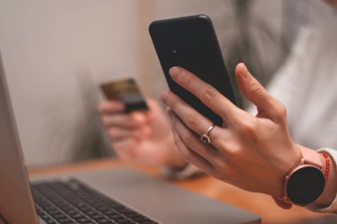 Cep telefonu kullanan ve kredi kartı ekstrelerini kontrol eden ya da para transferi yapan kadın eller. Çevrimiçi Ödeme İnternet Bankacılık Konsepti. Evde internet bankacılığı için akıllı telefon kullanan bir kadın. - Evet. Yüksek