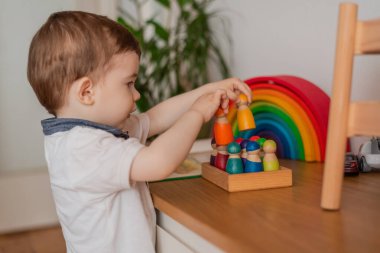 Montessori 'li bir çocuk oyuncu öğrenme. Renkli ahşap duyusal engeller eğitici oyuncakları bilişsel yaratıcı beceriler ile düzenliyor. - Evet. Yüksek kalite fotoğraf