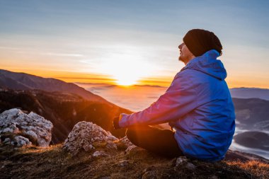 Dertsiz, mutlu, derin nefes alan, kollarını açmış, gözlerini doğaya kapatmış bir adam. Yüksek kalite fotoğraf