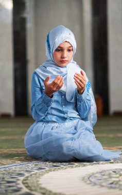 Cami içinde dua eden Müslüman bir kız elleri havada. Yüksek kalite fotoğraf