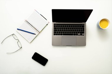 Bilgisayarlı, telefonlu, gözlüklü, not defterli ve fotokopi odası olan modern beyaz ofis masası. Yüksek kalite fotoğraf