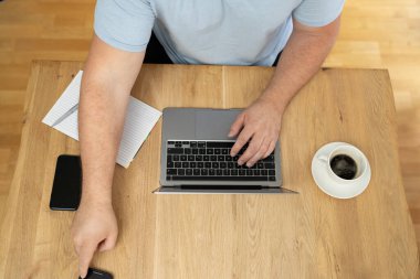 Masanın üstünde dizüstü bilgisayar kullanan bir adam. Yüksek kalite fotoğraf