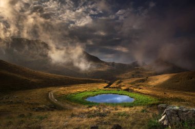 Kuzey Makedonya 'daki sisli dağ gölünün manzarası. Doğa geçmişi. Yüksek kalite fotoğraf