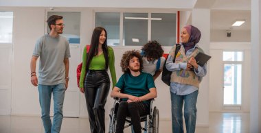 Üniversite koridorunda yürürken birbirleriyle konuşan bir grup mutlu kolej öğrencisi. Yüksek kalite fotoğraf