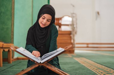 Camide Kur 'an okuyan mutlu bir çocuk. - Evet. Yüksek kalite fotoğraf