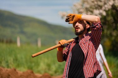 Erkek çiftçi tarlada gün boyu çalıştıktan sonra yorgun görünüyor. Yüksek kalite fotoğraf