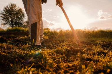 Baharda tarım alanında çalışan bir çiftçi. Yüksek kalite fotoğraf