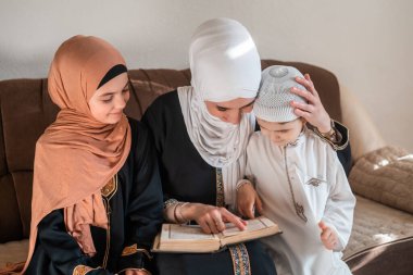 Huzurevinde Kuran okuyan mutlu bir Müslüman aile. Yüksek kalite fotoğraf