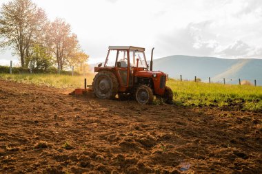 Traktördeki çiftçi baharda tarım tarlalarına ekin ekiyor. Yüksek kalite fotoğraf