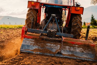 Traktördeki çiftçi baharda tarım tarlalarına ekin ekiyor. Yüksek kalite fotoğraf