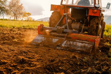 Traktör ilkbaharda tarım tarlalarına ekin ekiyor. Yüksek kalite fotoğraf