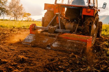Traktördeki çiftçi baharda tarım tarlalarına ekin ekiyor. Yüksek kalite fotoğraf