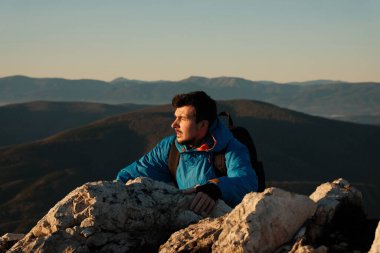 Erkek bir dağcı dağın tepesine tırmanıyor. Uçurumun zirvesine. Açık hava macera seyahati. - Evet. Yüksek kalite fotoğraf