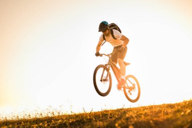 Profesyonel dağ bisikletçisi enduro patika gezisi sporu açık havada. Yüksek kalite fotoğraf