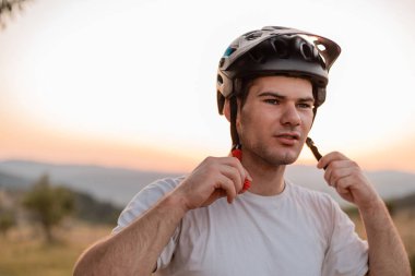 Genç bir erkek bisikletçi sürüş için hazırlanıyor. Yüksek kalite fotoğraf