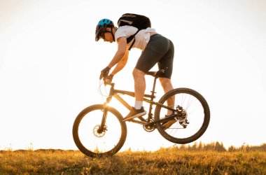 Doğada ekstrem spor yapan profesyonel bir bisikletçi. Yüksek kalite fotoğraf