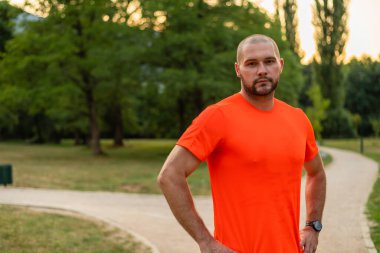 Açık havada kendine güvenen bir sporcunun portresi. Yüksek kalite fotoğraf