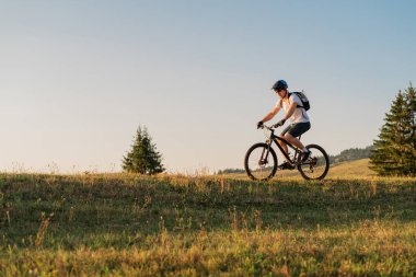 Dağ bisikletçisi orman yolu macerası sürerken açık hava sporu yapıyor. - Evet. Yüksek kalite fotoğraf