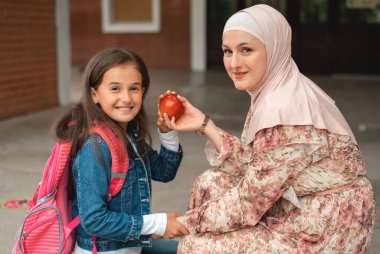 Anne ve mutlu bir kız çocuğu ilk okul günü öğle yemeği için hazırlanıyorlar. Yüksek kalite fotoğraf