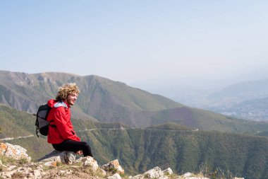 Yürüyüşe çıkan bir adam dağın tepesine, aktif ve sağlıklı bir yaşam tarzına bakmak ister. Yüksek kalite fotoğraf