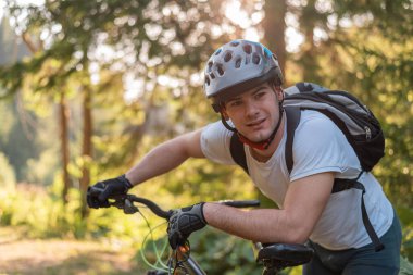 Ormanda bisiklet süren profesyonel bir bisikletçi. Yüksek kalite fotoğraf