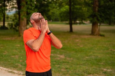 Sportif bir adam koşmadan önce esneme egzersizleri yapıyor ya da yaz parkında egzersiz yapıyor. Aktif, sağlıklı bir yaşam tarzı. - Evet. Yüksek kalite fotoğraf