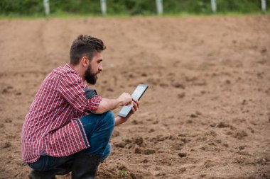 Baharda tarım alanında çalışan bir çiftçi. Yüksek kalite fotoğraf