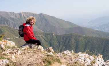 Yürüyüşçüler, dağların zirvesine, aktif sağlıklı yaşam tarzına ve macera yolculuklarına ara vermekten hoşlanırlar. Yüksek kalite fotoğraf