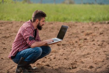 Baharda tarım alanında çalışan bir çiftçi. Yüksek kalite fotoğraf