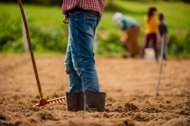 Baharda tarım alanında çalışan bir çiftçi. Yüksek kalite fotoğraf