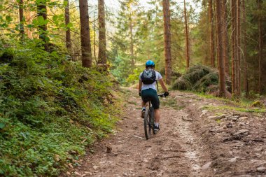 Ormanda aktif yaşam tarzı macera sporu yapan profesyonel bir bisikletçi. - Evet. Yüksek kalite fotoğraf