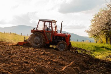Traktördeki çiftçi baharda tarım tarlalarına ekin ekiyor. Yüksek kalite fotoğraf