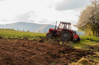 Traktör ilkbaharda tarım tarlalarına ekin ekiyor. Yüksek kalite fotoğraf