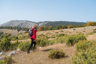 Erkek bir yürüyüşçü patikası dağ ormanları, aktif yaşam tarzı. Yüksek kalite fotoğraf