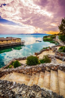 Kuzey Makedonya 'daki Ohri Gölü' nün dikey manzarası. Yüksek kalite fotoğraf