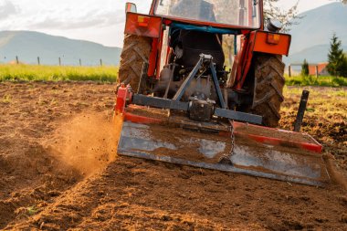 Traktördeki çiftçi baharda tarım tarlalarına ekin ekiyor. Yüksek kalite fotoğraf