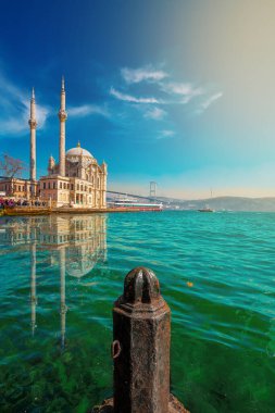 Ortakoy Camii ve Boğaz Köprüsü manzarası güzel gündoğumu İstanbul Türkiye. İstanbul 'un en iyi turistik beldesi. Yüksek kalite fotoğraf