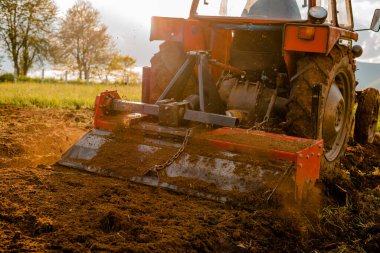 Traktör ilkbaharda tarım tarlalarına ekin ekiyor. Yüksek kalite fotoğraf
