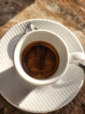 Arka planda izole edilmiş bir fincan kahve, üst manzara. Yüksek kalite fotoğraf