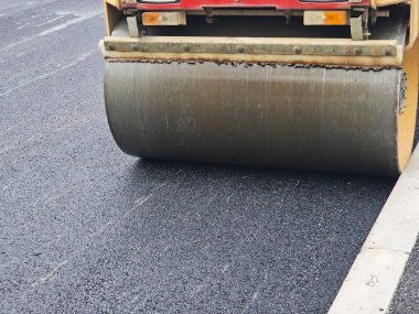 Yol çalışması, yol inşaatı. İnşaat alanındaki yol çalışması, asfalt döşeme işleri. Yüksek kalite fotoğraf