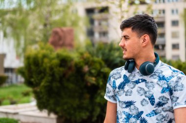 Genç mutlu bir adam şehir caddesinde yürüyor. Yüksek kalite fotoğraf