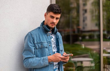 Şehir caddesinde cep telefonu kullanan genç ve şık bir adam. Yüksek kalite fotoğraf