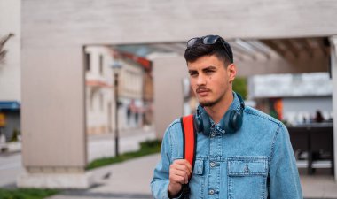 Şehirli şık genç adam şehir sokaklarında yürüyor. Yüksek kalite fotoğraf