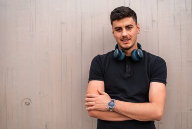 Boynunda kulaklık olan mutlu bir gencin portresi arka planda izole edilmiş. Yüksek kalite fotoğraf