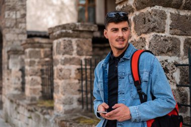 Şehir caddesinde telefon kullanan genç bir şehirli. Yüksek kalite fotoğraf