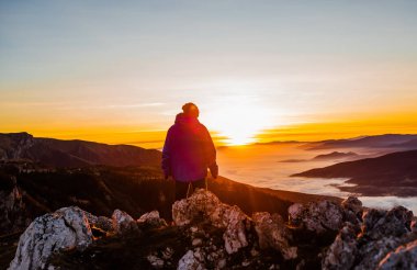 Dertsiz, mutlu, derin nefes alan, kollarını açmış, gözlerini doğaya kapatmış bir adam. Yüksek kalite fotoğraf