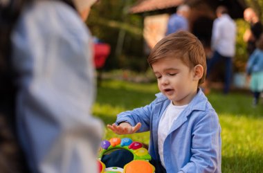 Ebeveyn ve oğul bahçede bir oyuncakla oynuyorlar ve birlikte eğleniyorlar. Yüksek kalite fotoğraf