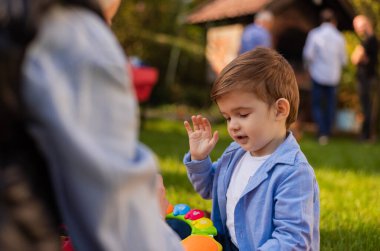 Ebeveyn ve oğul bahçede bir oyuncakla oynuyorlar ve birlikte eğleniyorlar. Yüksek kalite fotoğraf